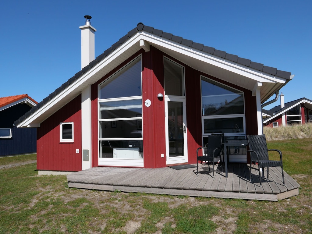 Helles Spa-Haus mit Holzofen