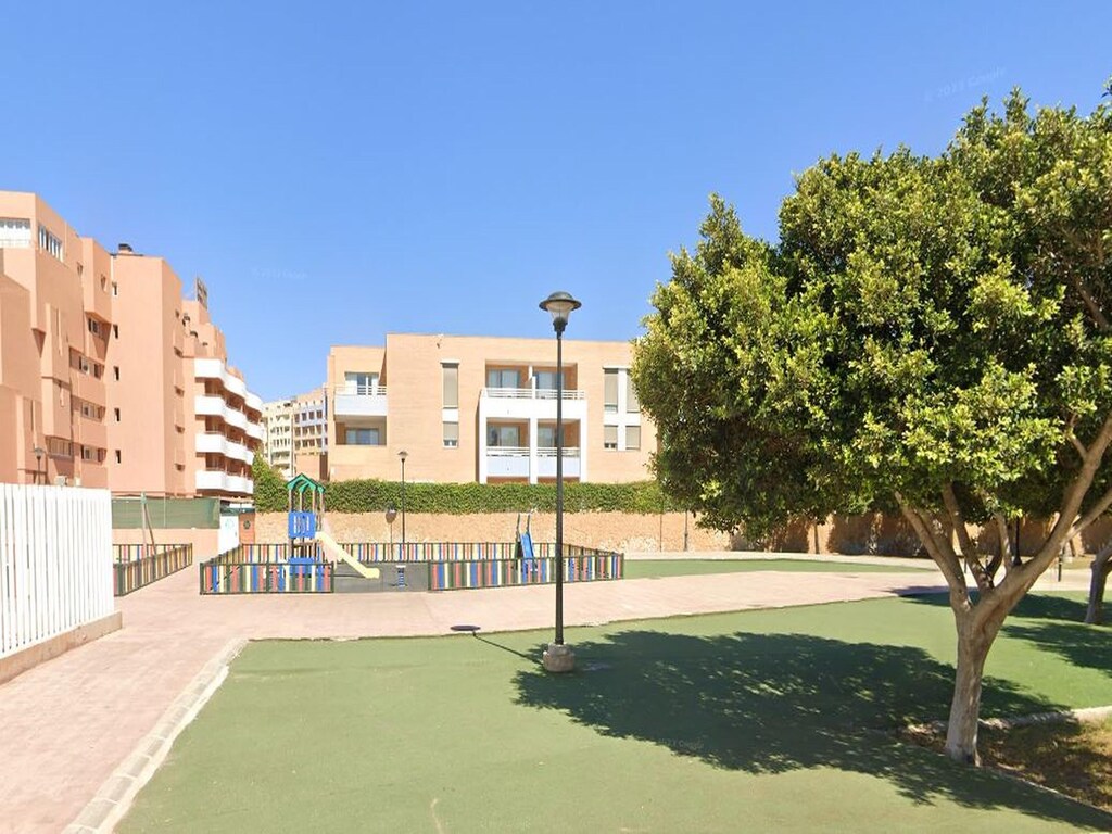 Appartement met uitzicht op het zwembad en de golfbaan in Roquetas de Mar.