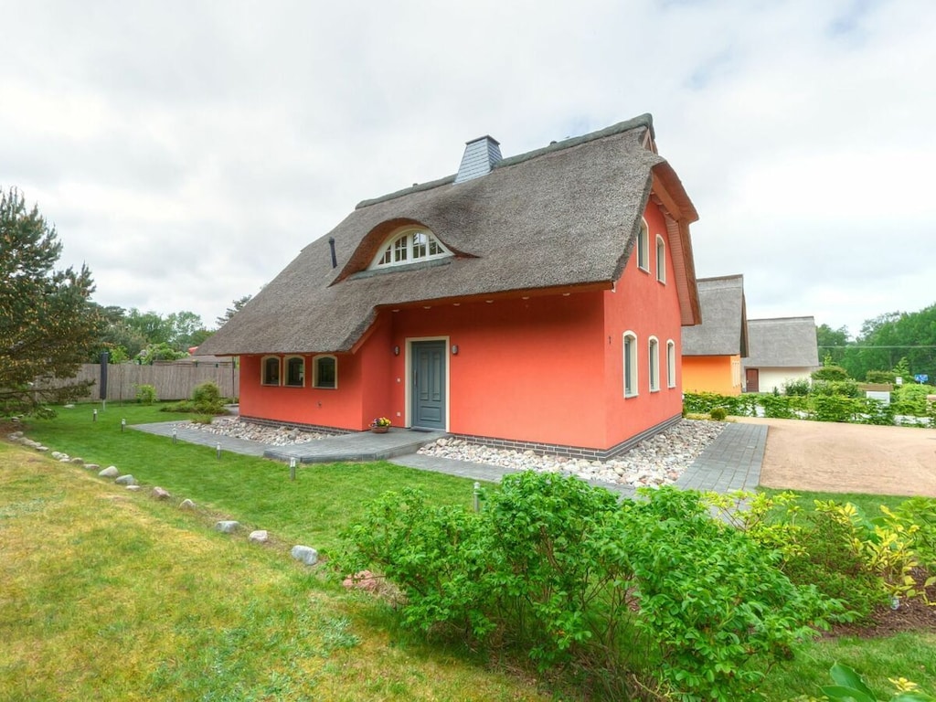 Huis met rieten dak en uitzicht op het meer