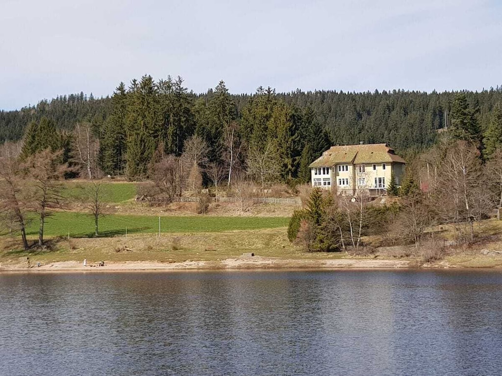 Oude boswachtershut aan het meer
