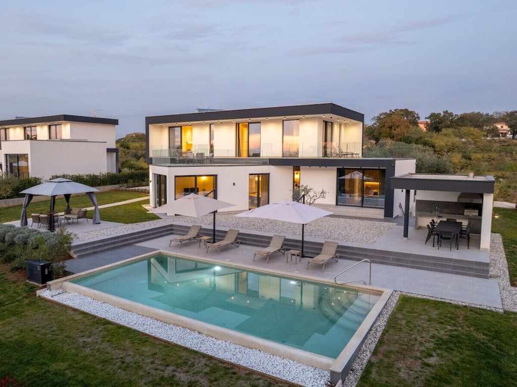 Villa in Kastelir mit Schwimmbecken