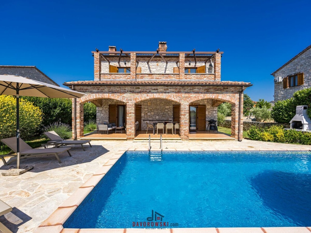 Villa in Čabrunići met zwembad