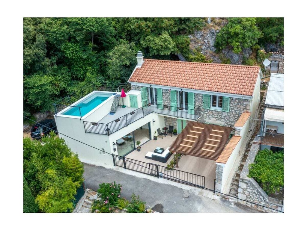 Villa met zwembad op het dak