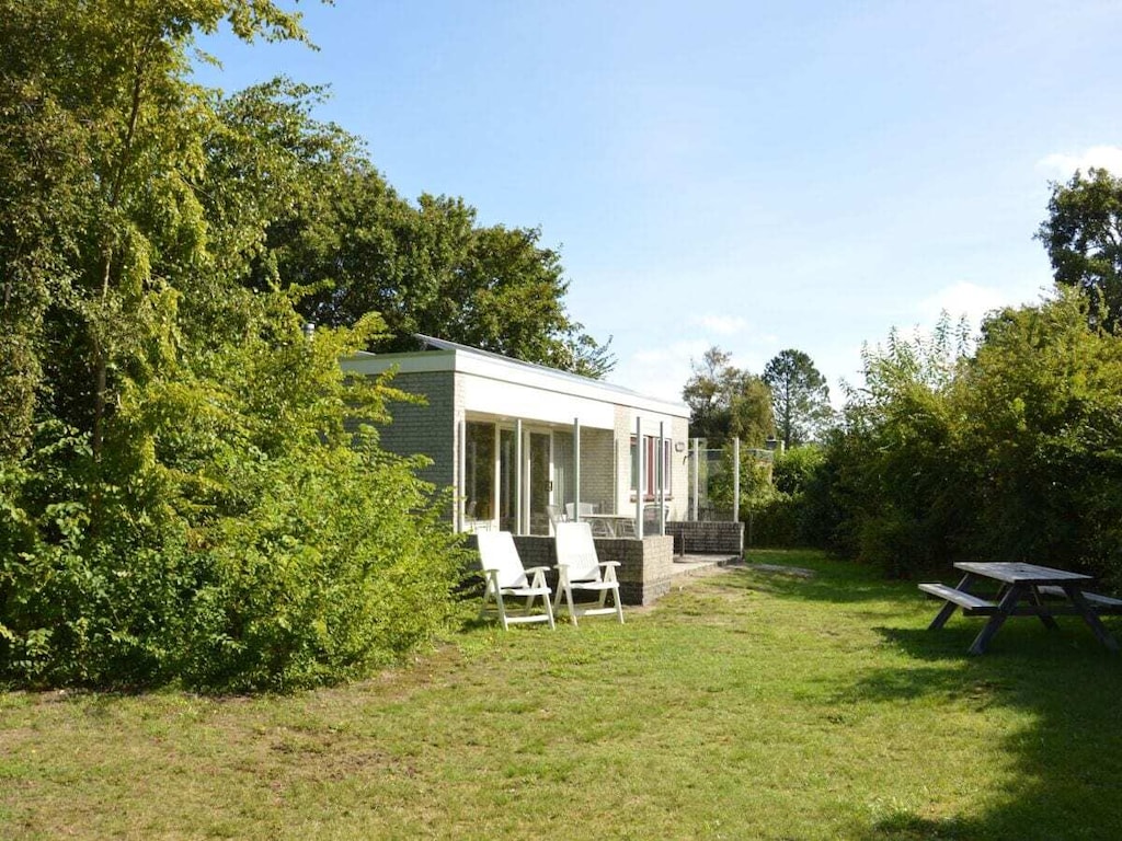 Bungalow in Den Burg met zwembad