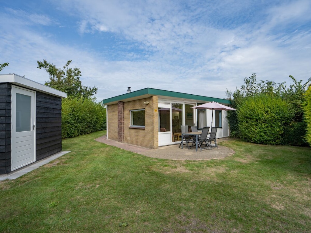 Bungalow in Den Burg met zwembad