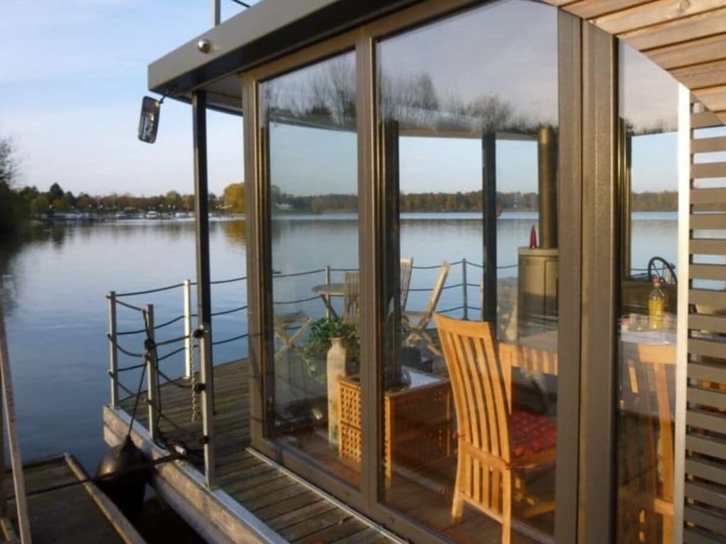 Woonboot in Anjum met zwembad