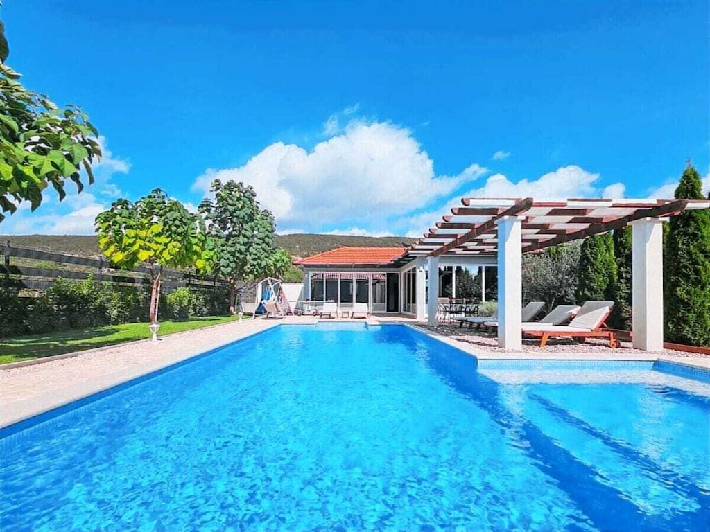 Villa Maja mit Pool, Sauna und Whirlpool