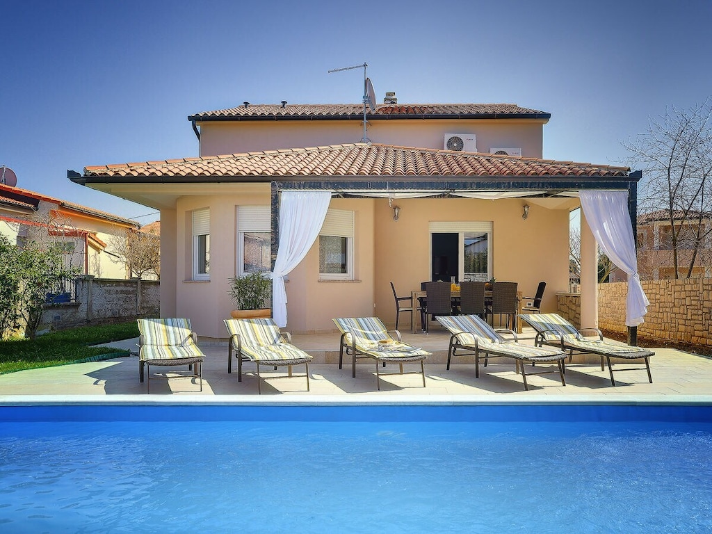 Villa in Valbandon met zwembad