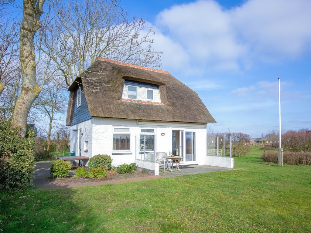Vakantiehuis in Den Burg met zwembad