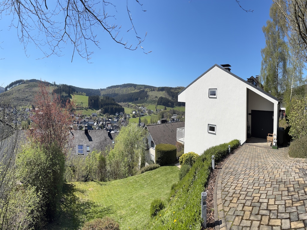 Luxuriöses, freistehendes Ferienhaus mit Talblick für 8 Personen