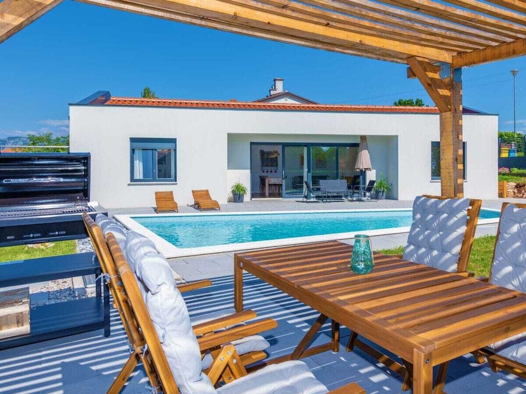 Villa in Nedešćina met zwembad