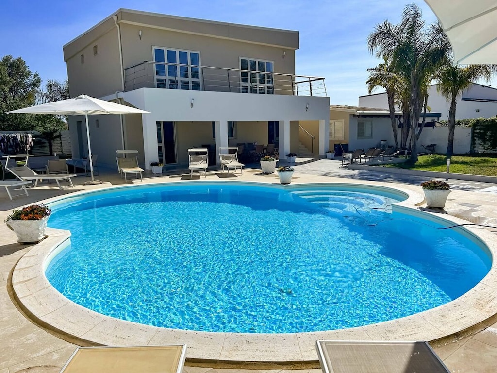 Villa in Fanusa met zwembad