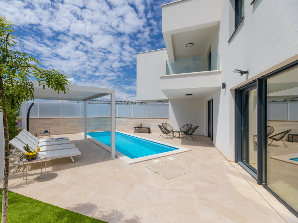 Villa in Linardići mit Schwimmbecken