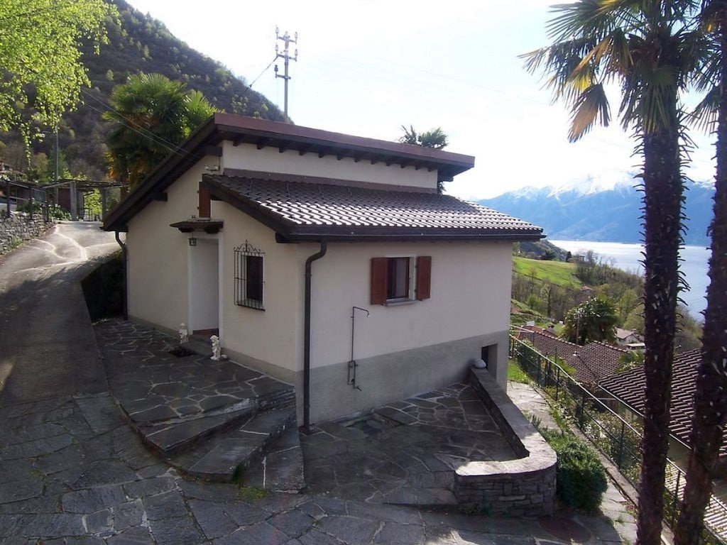 Vakantiehuis in Magadino met zwembad