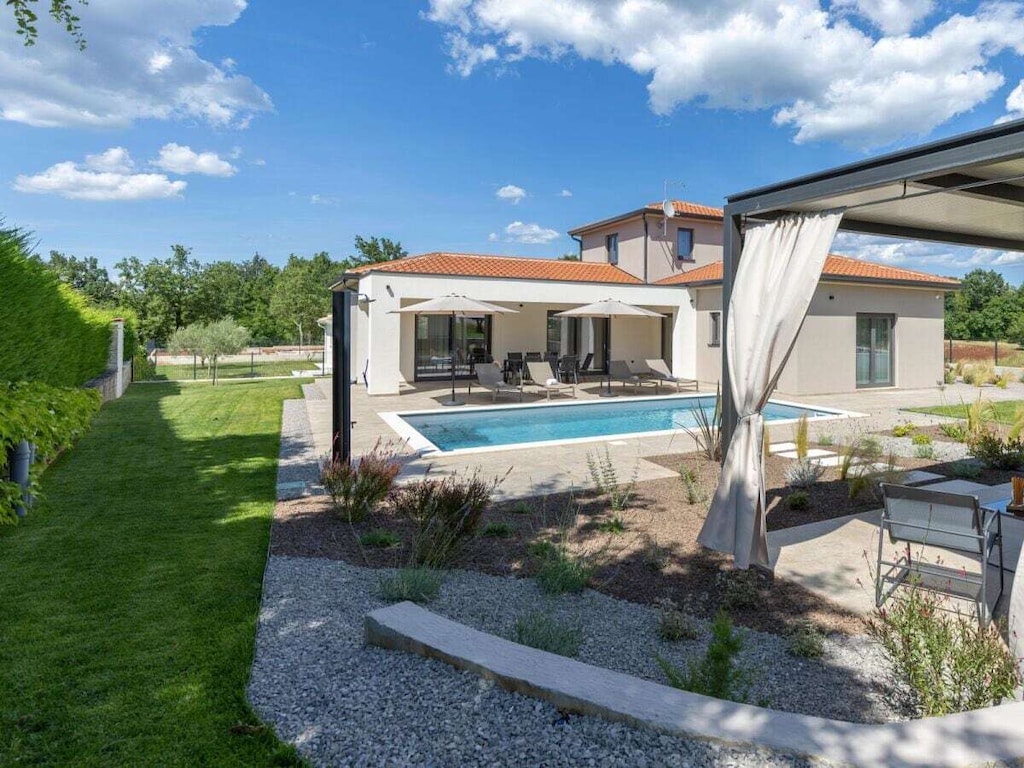 Vakantiehuis in Tinjan met zwembad
