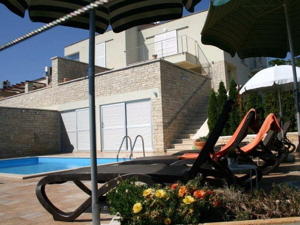 Vakantiehuis in Kastelir met zwembad