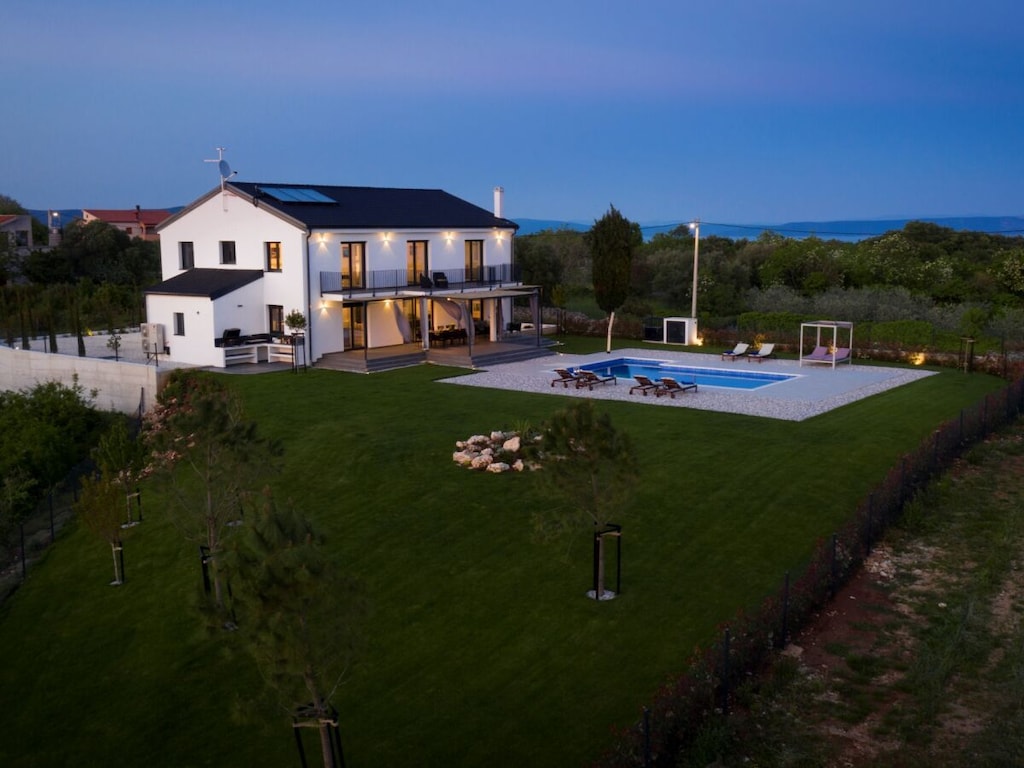 Villa in Kavran met zwembad