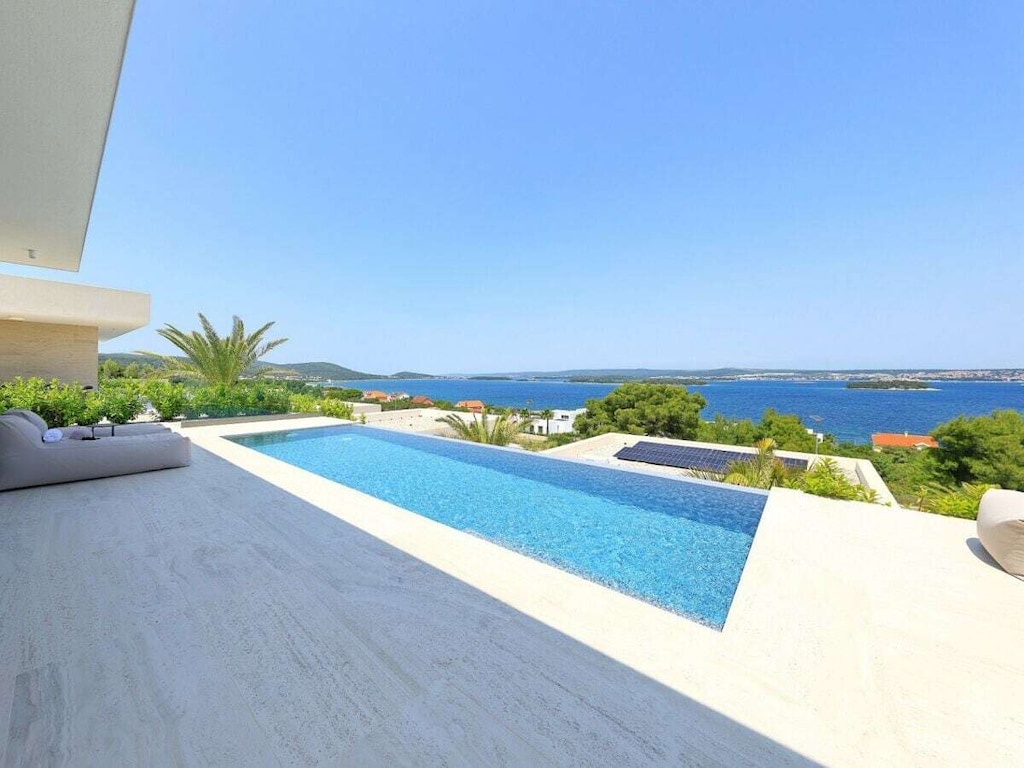 Villa in Tkon met zwembad