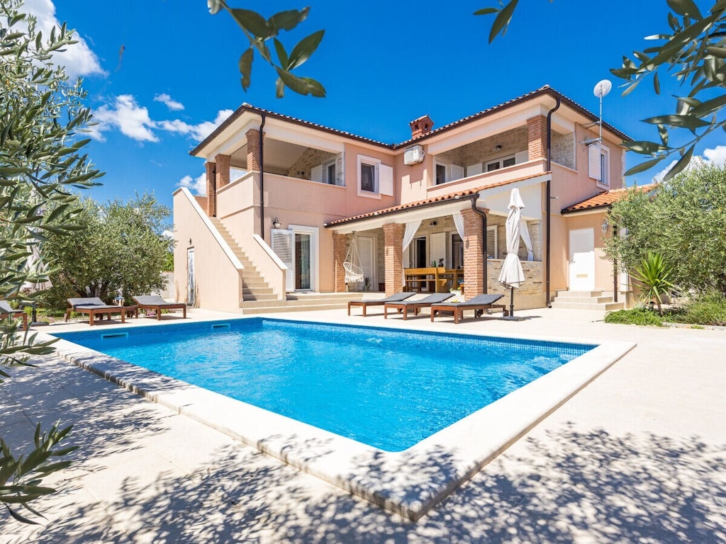 Villa in Peruški met zwembad