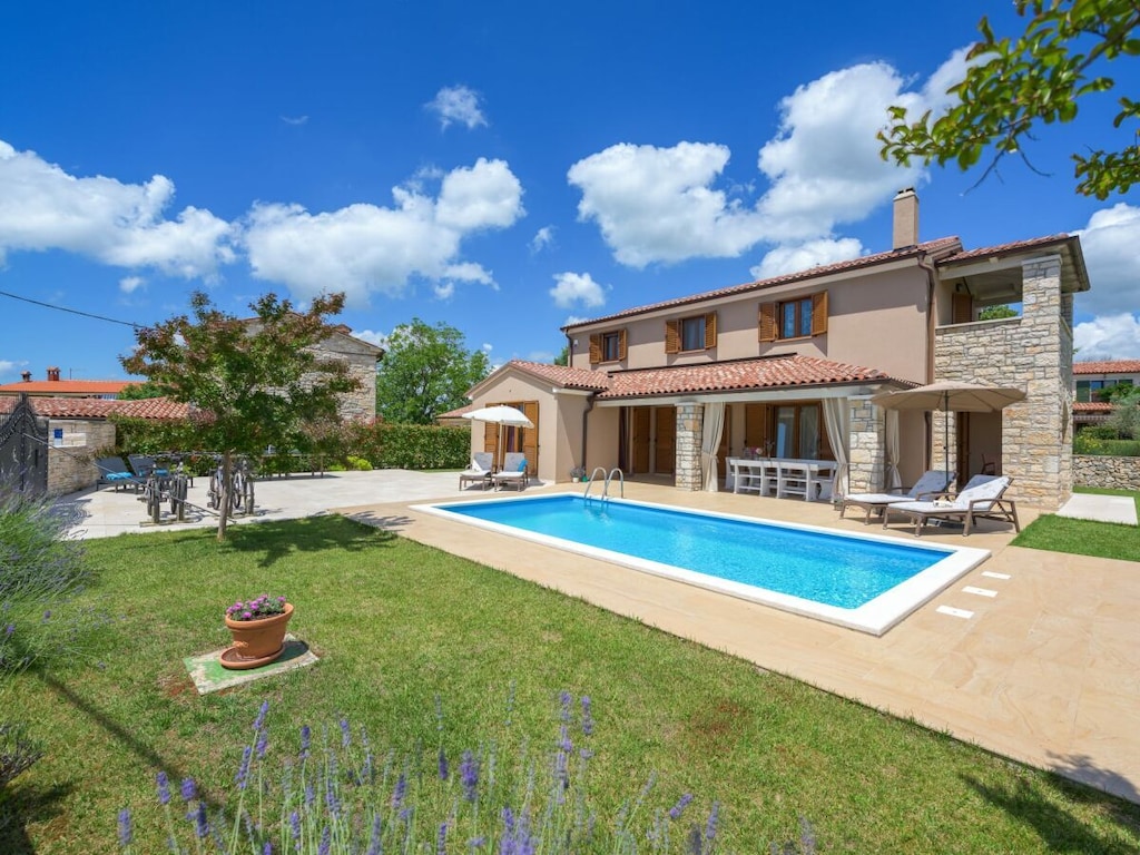 Villa in Tinjan met zwembad