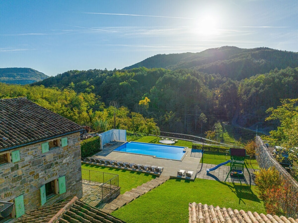Villa in Buzet met zwembad