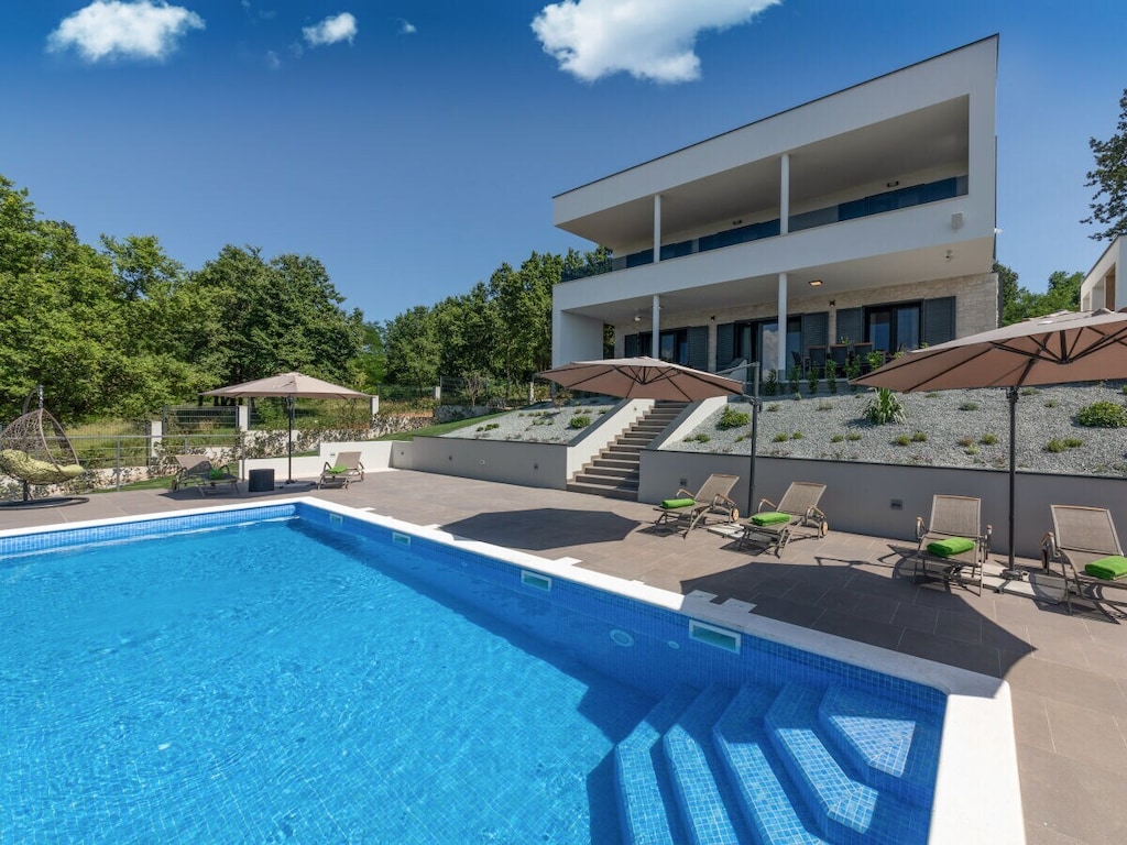 Villa in Ružići met zwembad