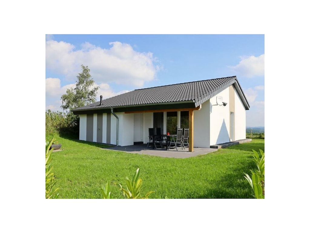 Bungalow in Gillenfeld met zwembad
