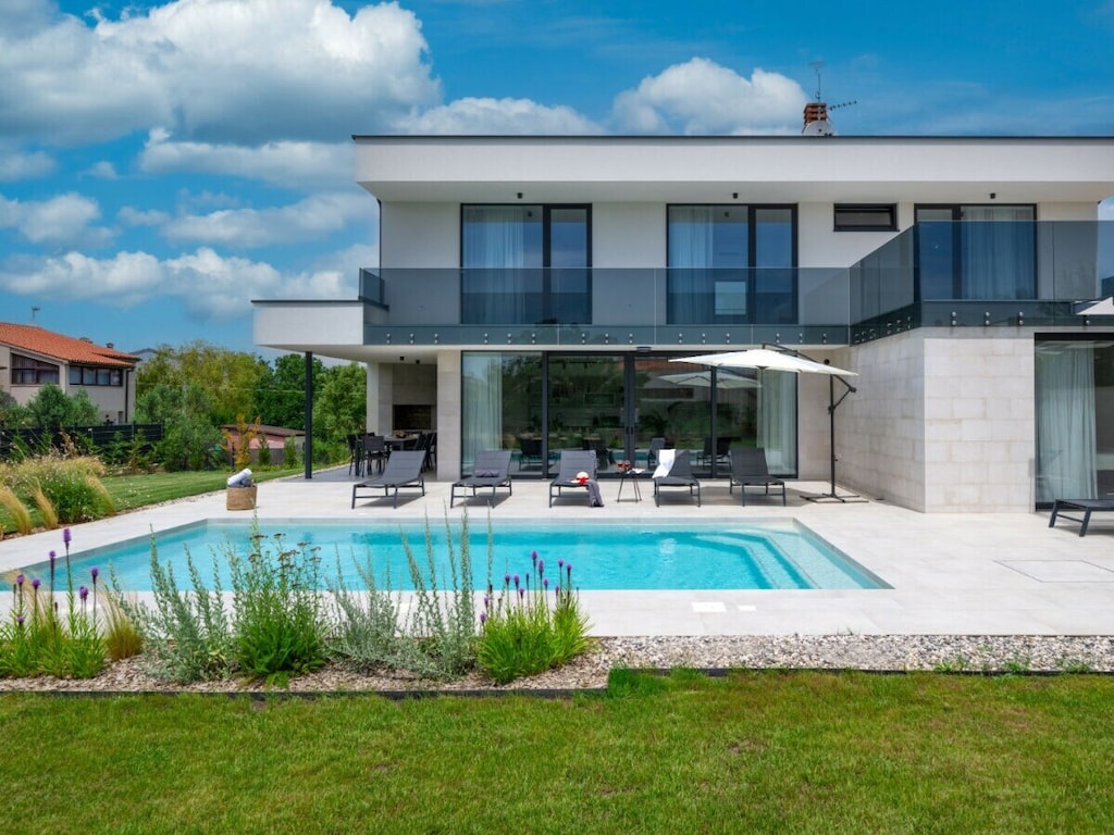 Villa in Valbandon met zwembad