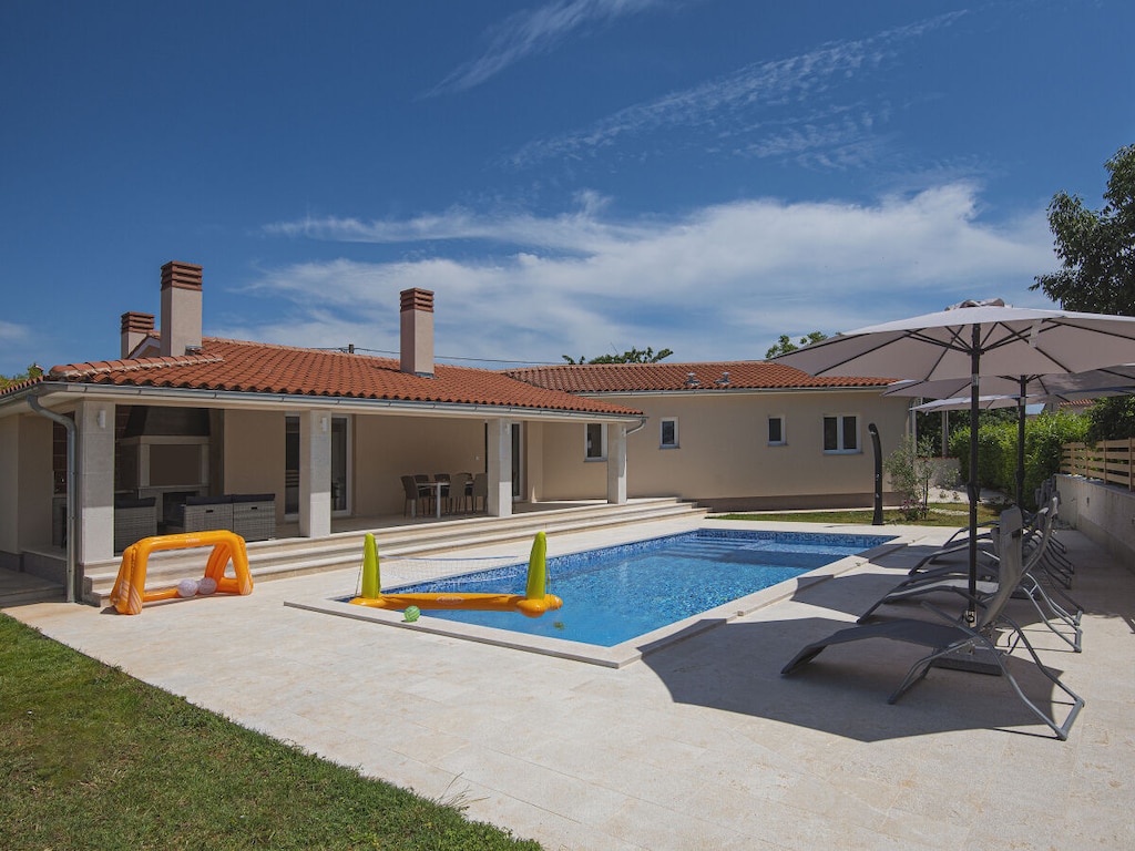 Villa in Divšići mit Schwimmbecken