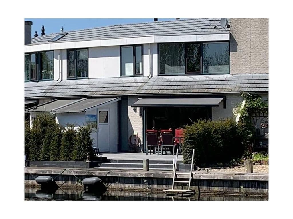 in Lemmer met boot en 11 meter lange steiger