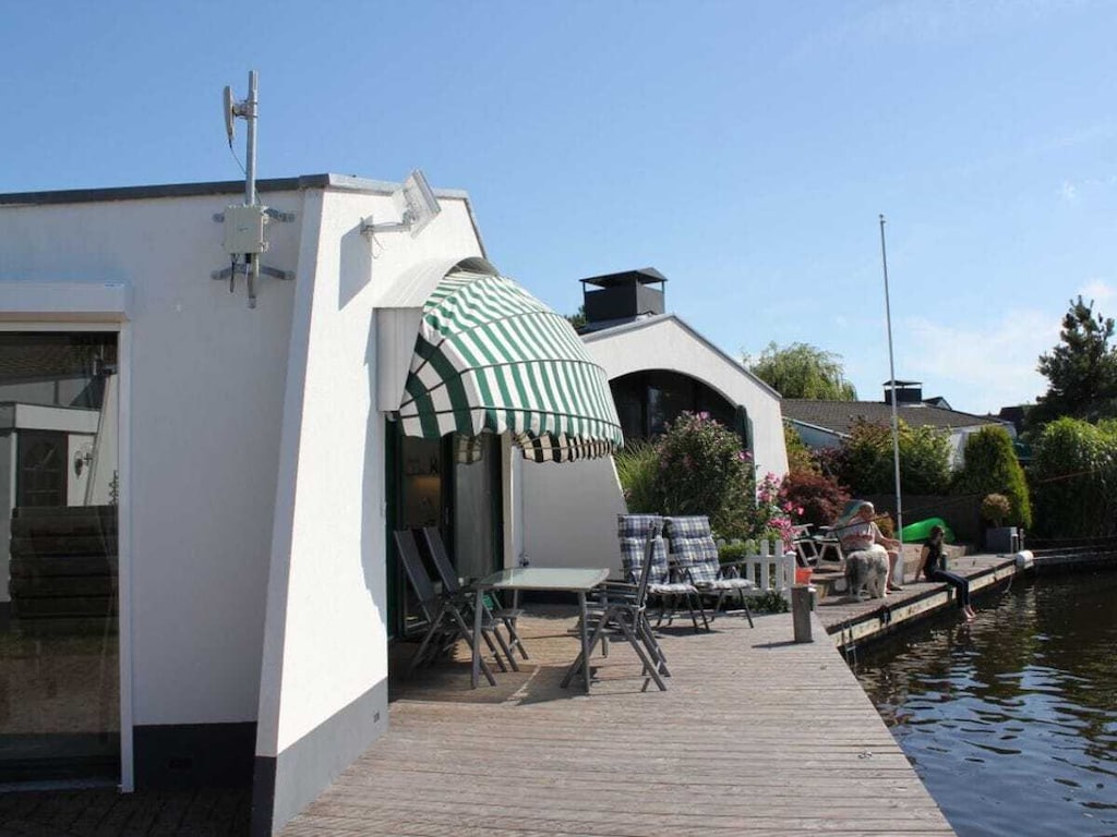 Bungalow in Lemmer met zwembad