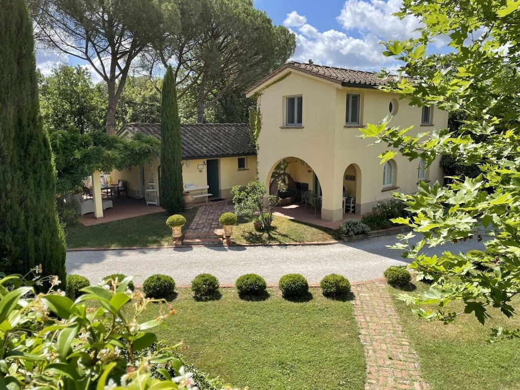 Ferienhaus in Marti mit Schwimmbecken