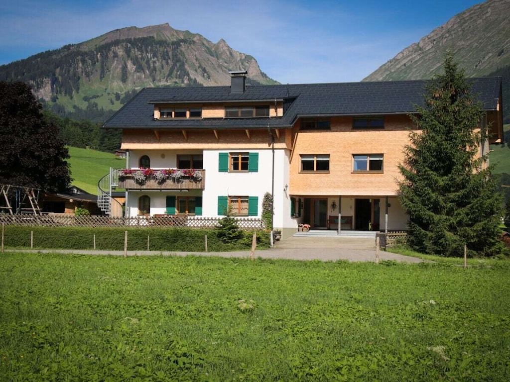 im Haus Bergquell mit Pferdestall