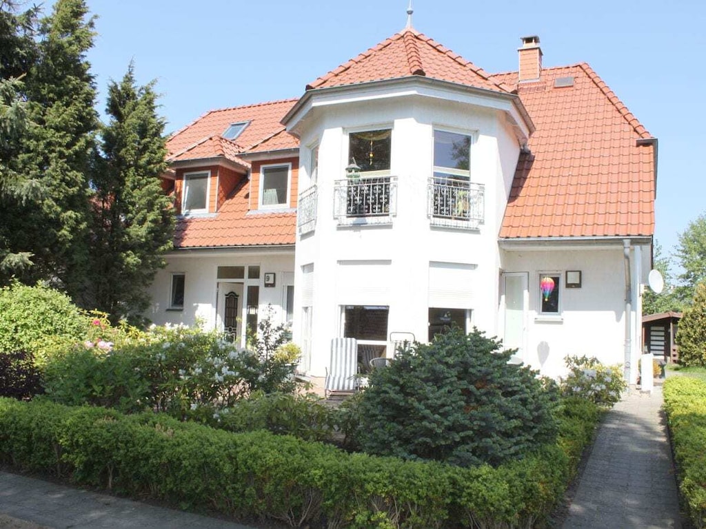 met erker - vlakbij de haven van Zingst