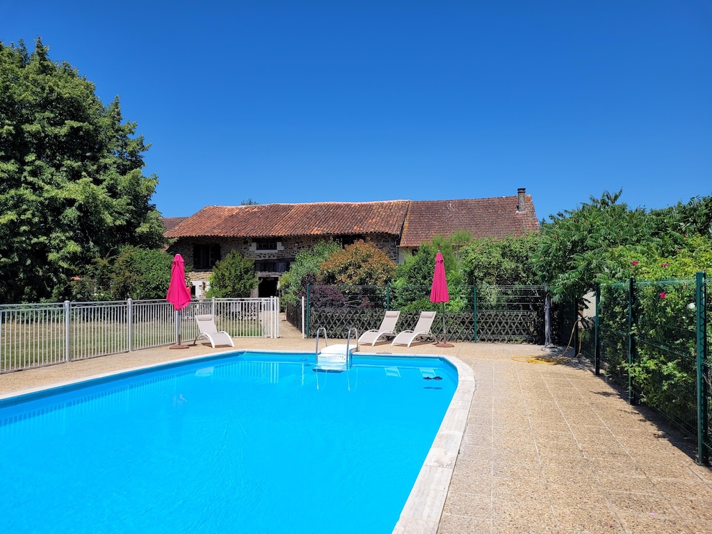 Authentisches Ferienhaus mit Terrasse und Gemeinschaftspool