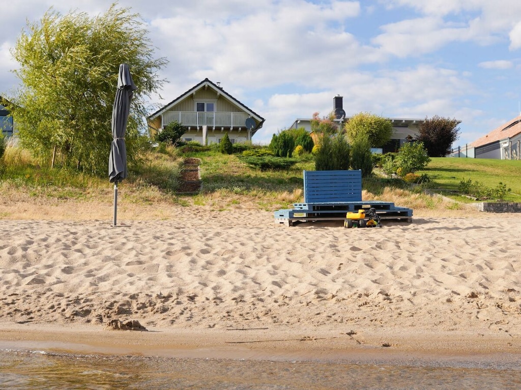 aan het meer met privéstrand, open haard en sauna.