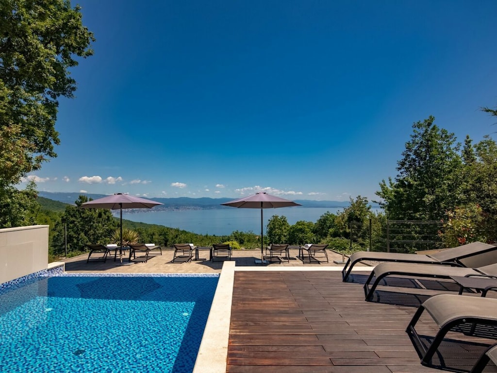 Villa in Icici mit Schwimmbecken