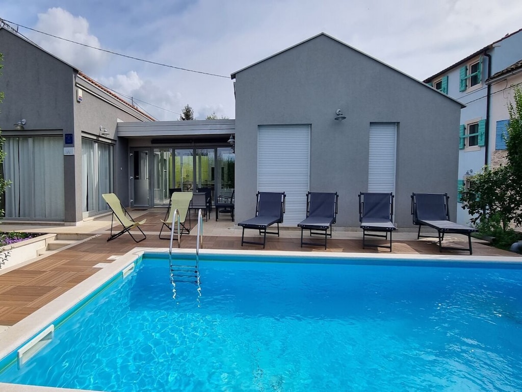 Villa in Valkarin mit Schwimmbecken