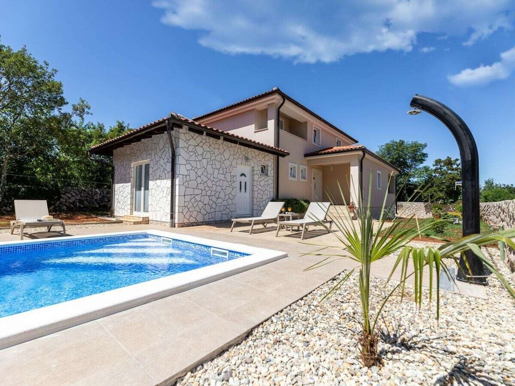 Villa in Rasopasno met zwembad