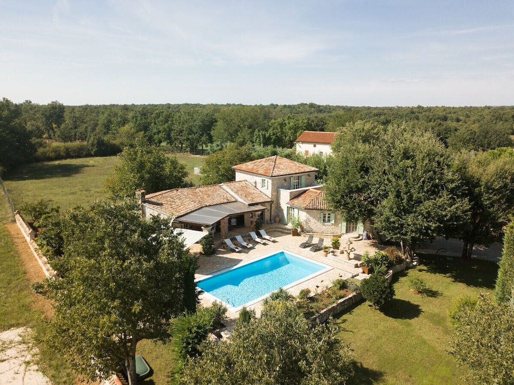 Villa in Jehnici met zwembad