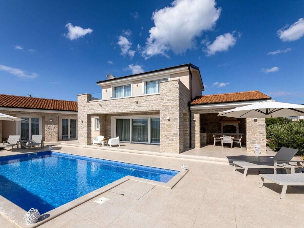 Villa Olive Garden met zwembad en uitzicht op zee
