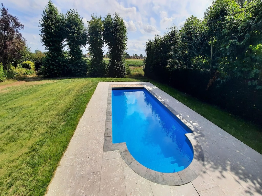 Landelijk vakantiehuis met buitenzwembad en sauna.
