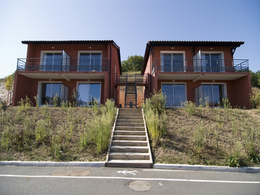 In Trébas-les-Bains, een bijzonder dorp in de Tarn-vallei, de vakantierésidence La Marquise, tegen de heuvel aan gelegen en verscholen in een groene omgeving.