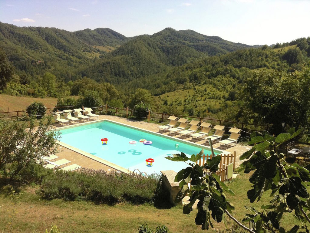 Ruime Boerderij in Apecchio met Zwembad
