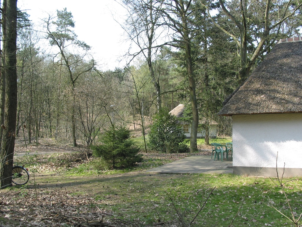 Romantischer Bungalow mit Geschirrspüler, umgeben von Natur