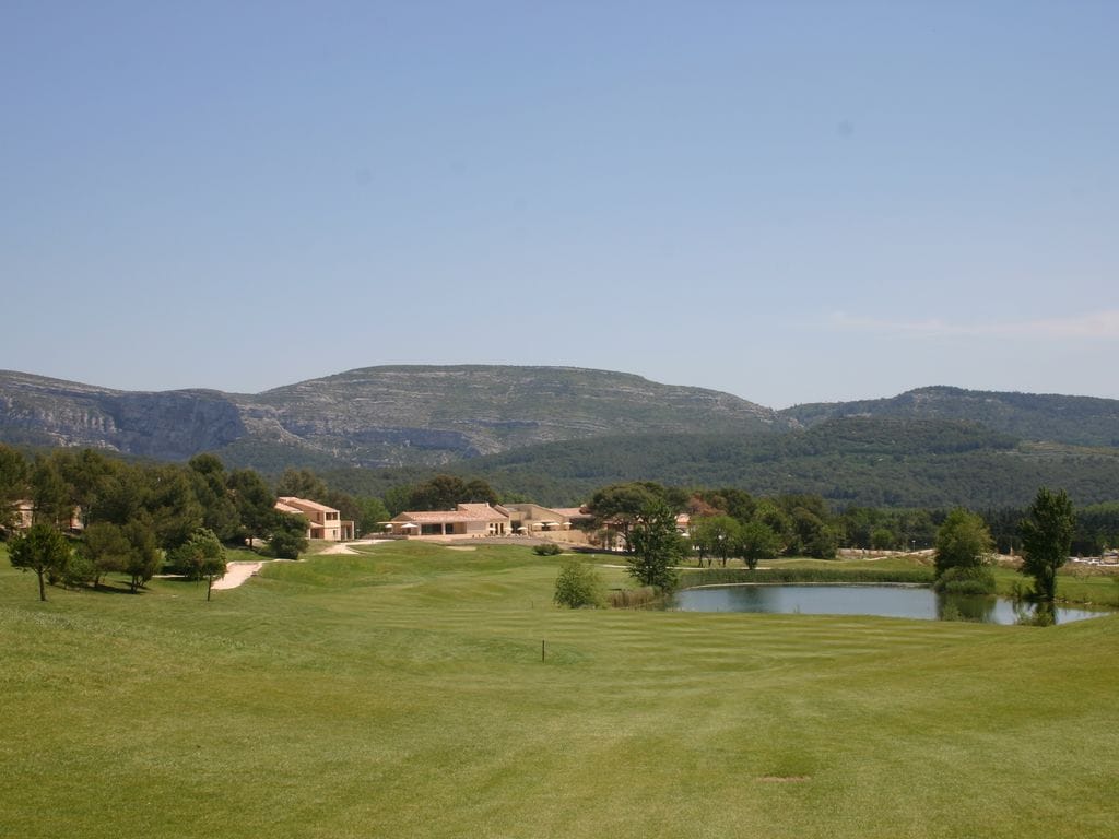 Langs de golfbaan van Saumane (18 holes), tegenover de Lubéron, een prachtige  résidence.