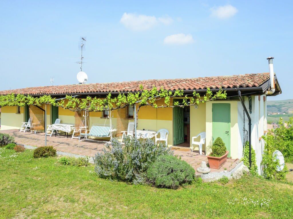 Typisch appartement in een boerderij, omgeven door heuvels en wijngaarden.
