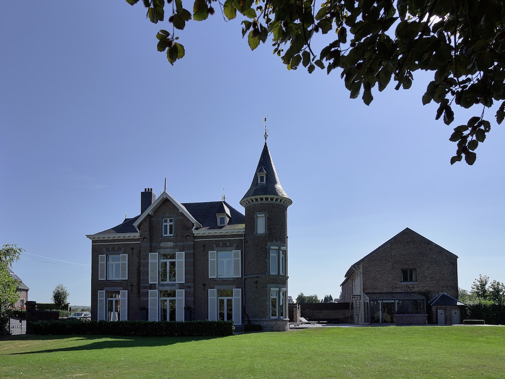 Imposant kasteel in de Ardennen met privézwembad en sauna
