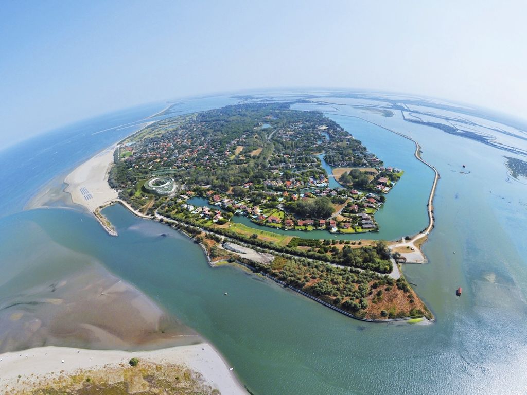 Groot, luxe vakantiepark met vele faciliteiten, gelegen op een eiland in de golf van Venetië