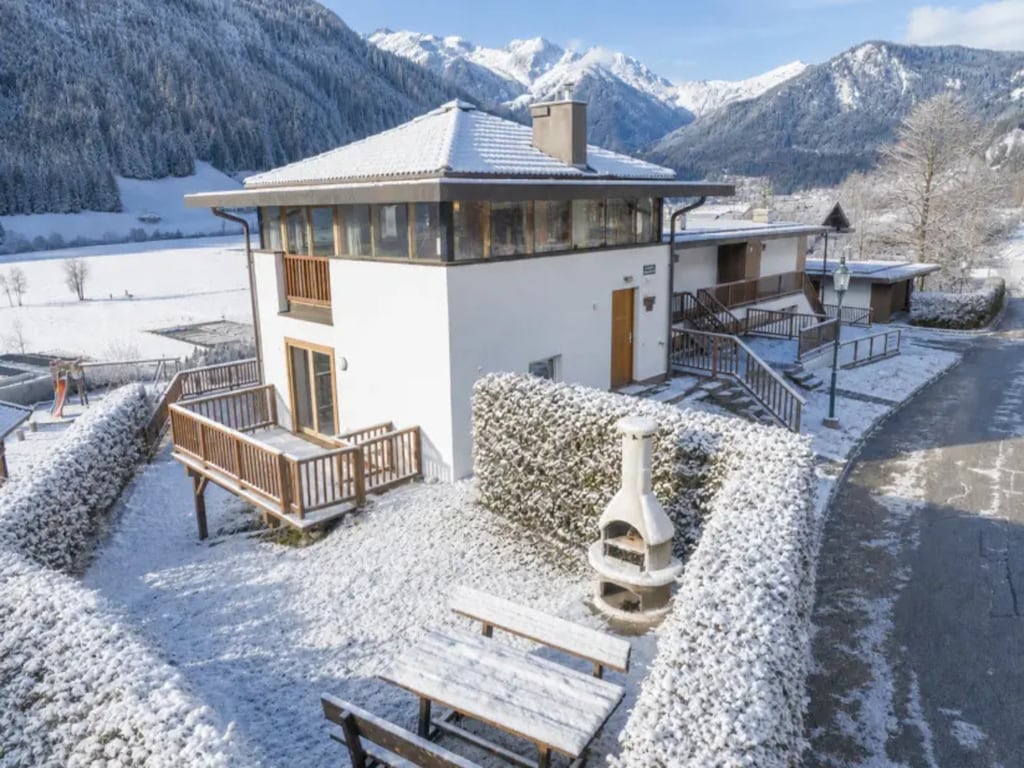 Spacious Stay with Mountain View